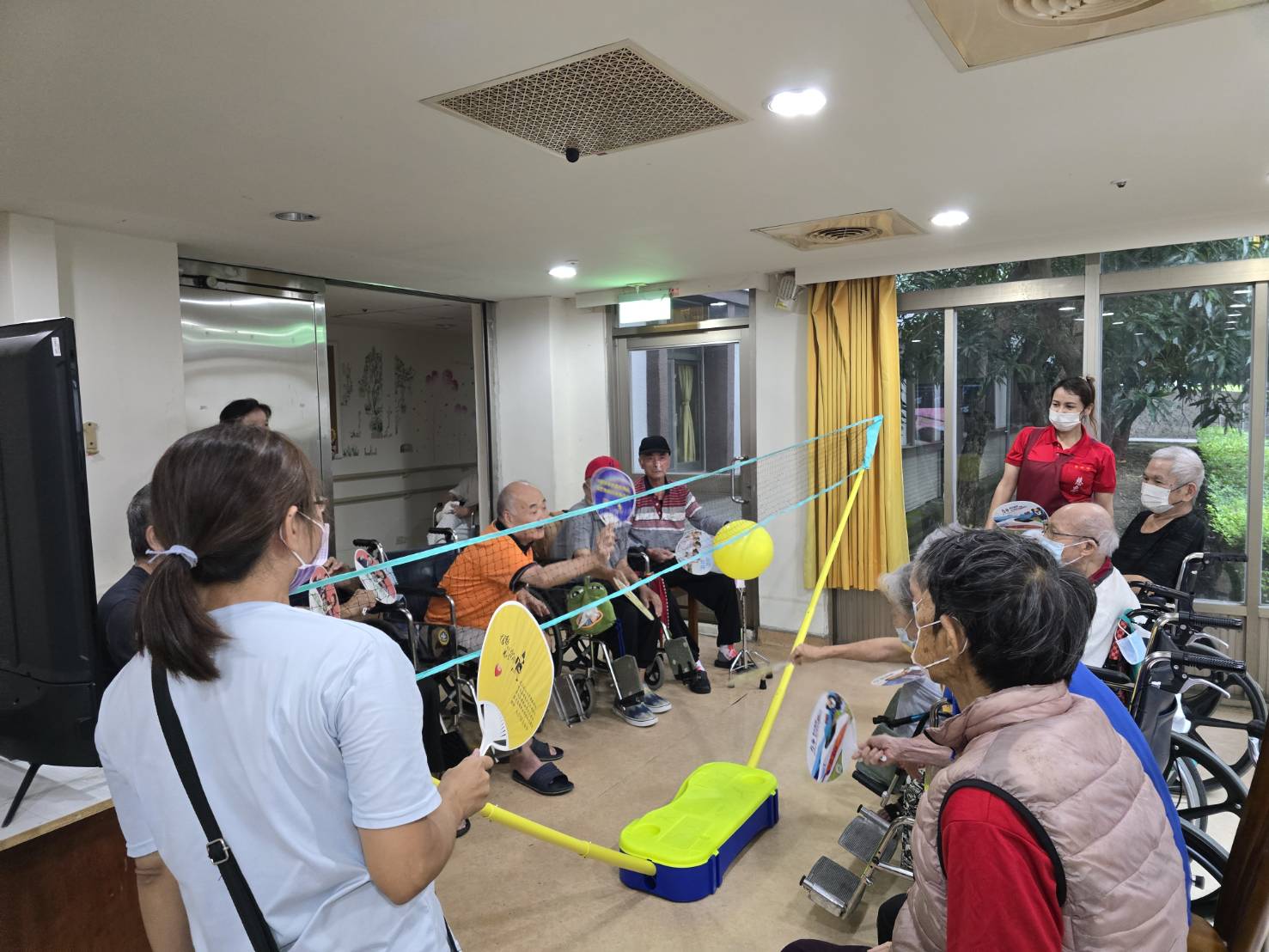 ▲彰化榮民之家舉辦第二屆養護堂住民紅白大對抗賽,讓住民們在競賽中鍛鍊肢體協調性及大腦反應力。(記者張溎壕攝)