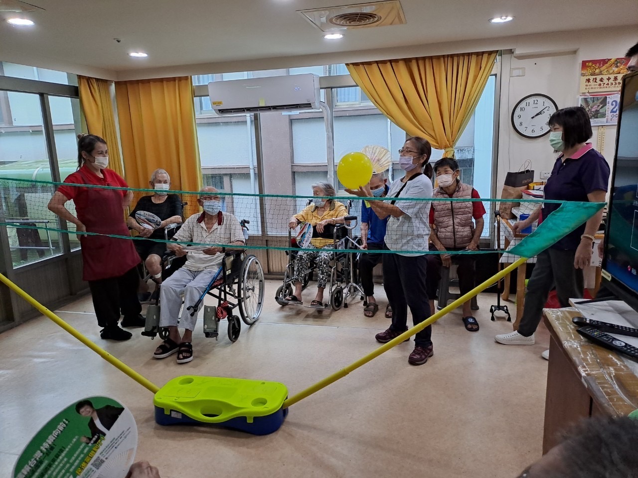 ▲彰化榮民之家舉辦第二屆養護堂住民紅白大對抗賽，讓住民們在競賽中鍛鍊肢體協調性及大腦反應力。（記者張溎壕攝）