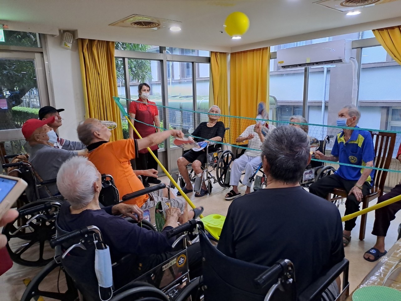 ▲彰化榮民之家舉辦第二屆養護堂住民紅白大對抗賽，讓住民們在競賽中鍛鍊肢體協調性及大腦反應力。（記者張溎壕攝）