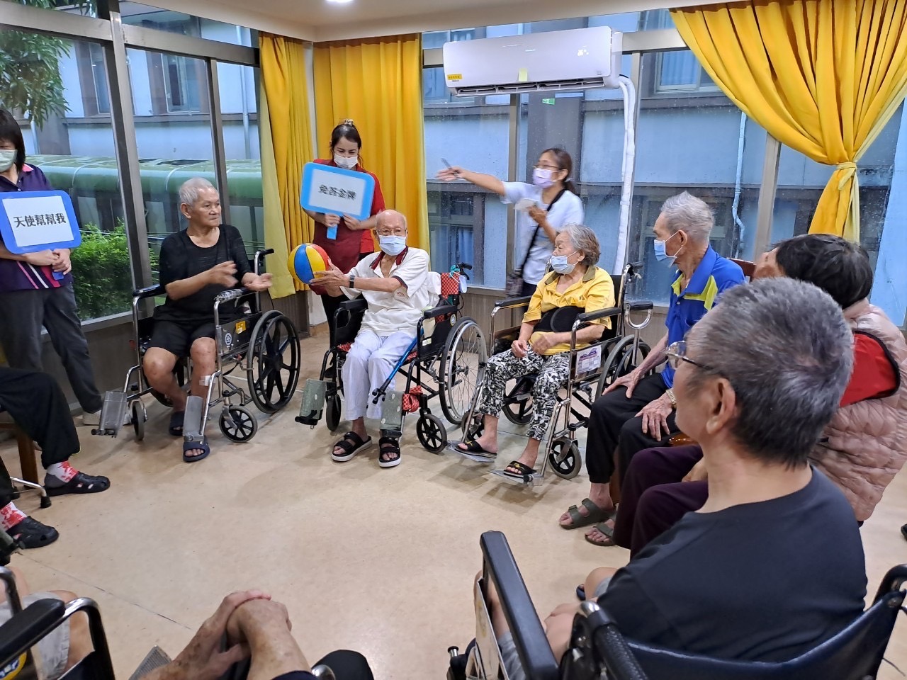 ▲彰化榮民之家舉辦第二屆養護堂住民紅白大對抗賽，讓住民們在競賽中鍛鍊肢體協調性及大腦反應力。（記者張溎壕攝）