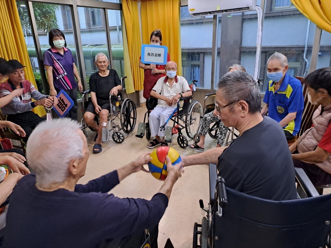 ▲彰化榮民之家舉辦第二屆養護堂住民紅白大對抗賽，讓住民們在競賽中鍛鍊肢體協調性及大腦反應力。（記者張溎壕攝）