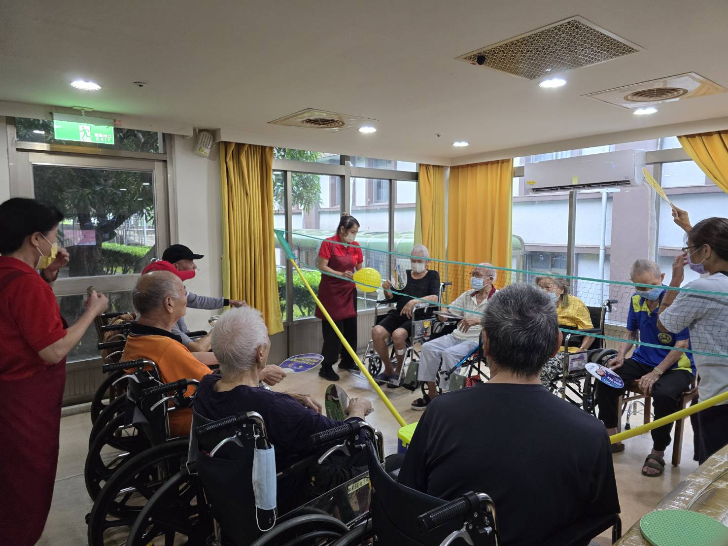 ▲彰化榮民之家舉辦第二屆養護堂住民紅白大對抗賽，讓住民們在競賽中鍛鍊肢體協調性及大腦反應力。（記者張溎壕攝）