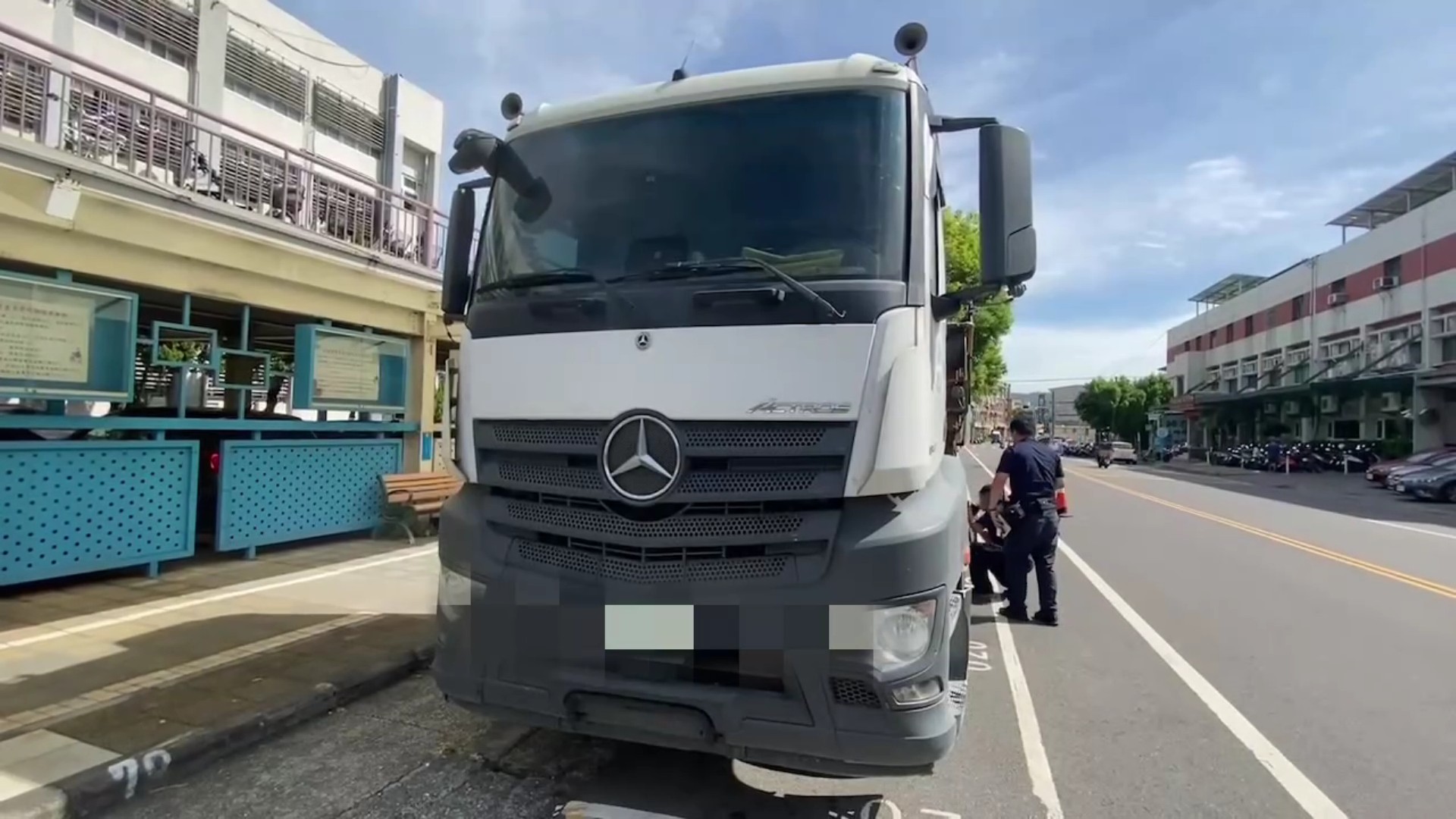 ▲員林市中山路與員林大道五段路口發生死亡車禍，一輛砂石車撞到電動機車，電動機車駕駛何姓婦人被輾壓在車下，送醫後仍回天乏術。（民眾提供）