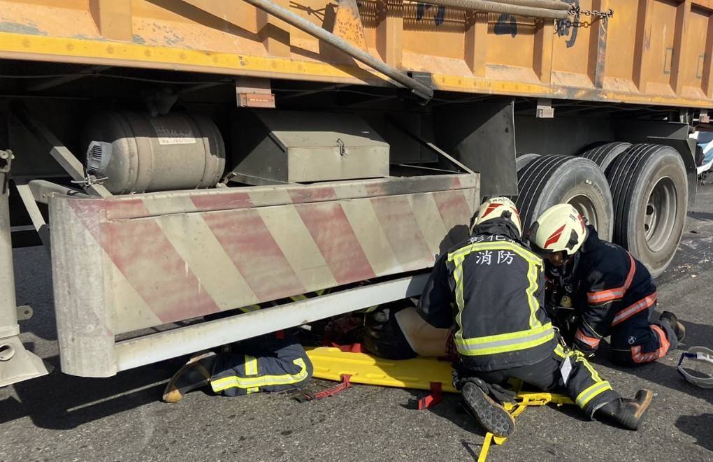 ▲員林市中山路與員林大道五段路口發生死亡車禍，一輛砂石車撞到電動機車，電動機車駕駛何姓婦人被輾壓在車下，送醫後仍回天乏術。（民眾提供）
