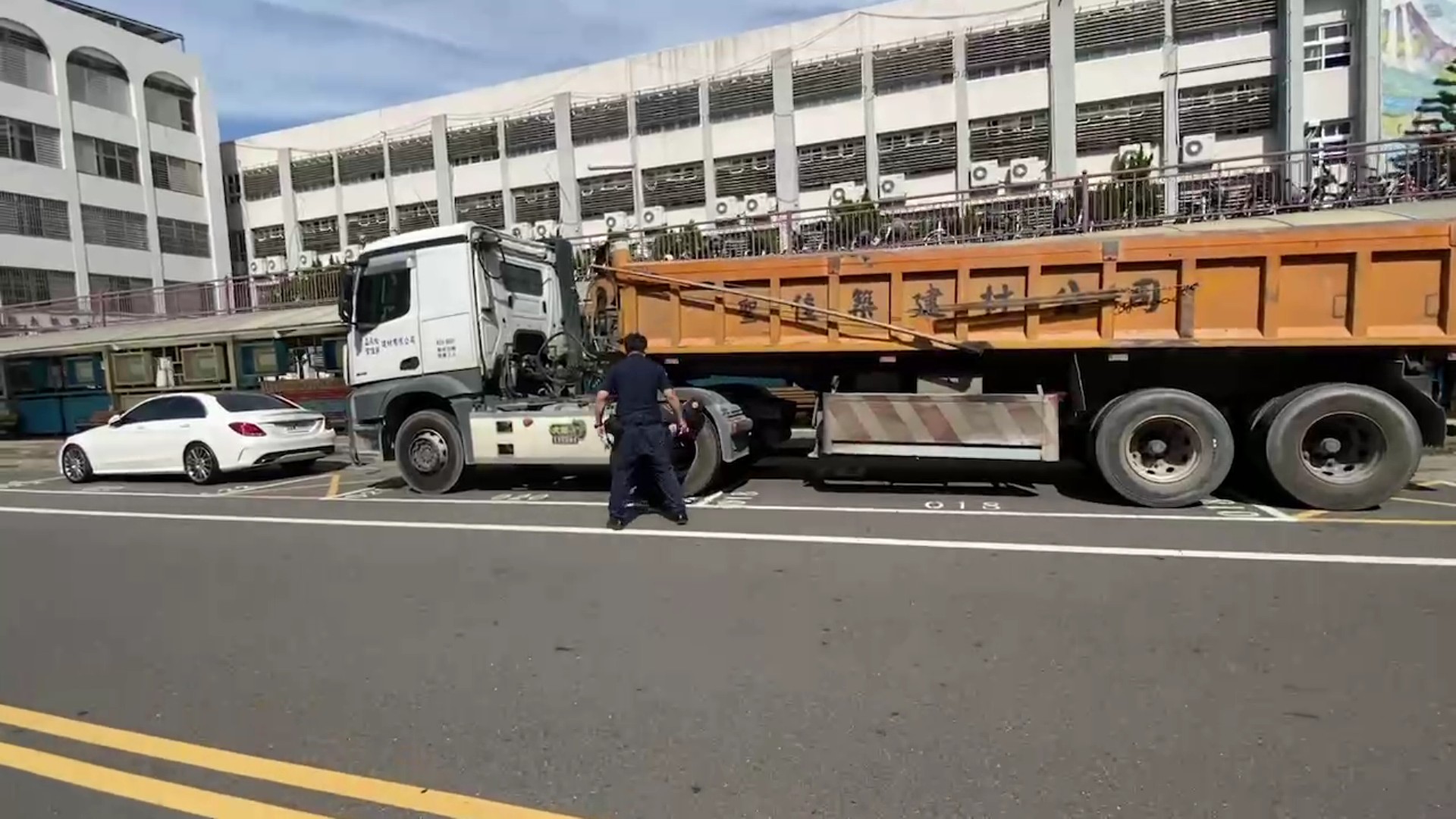 ▲員林市中山路與員林大道五段路口發生死亡車禍，一輛砂石車撞到電動機車，電動機車駕駛何姓婦人被輾壓在車下，送醫後仍回天乏術。（民眾提供）