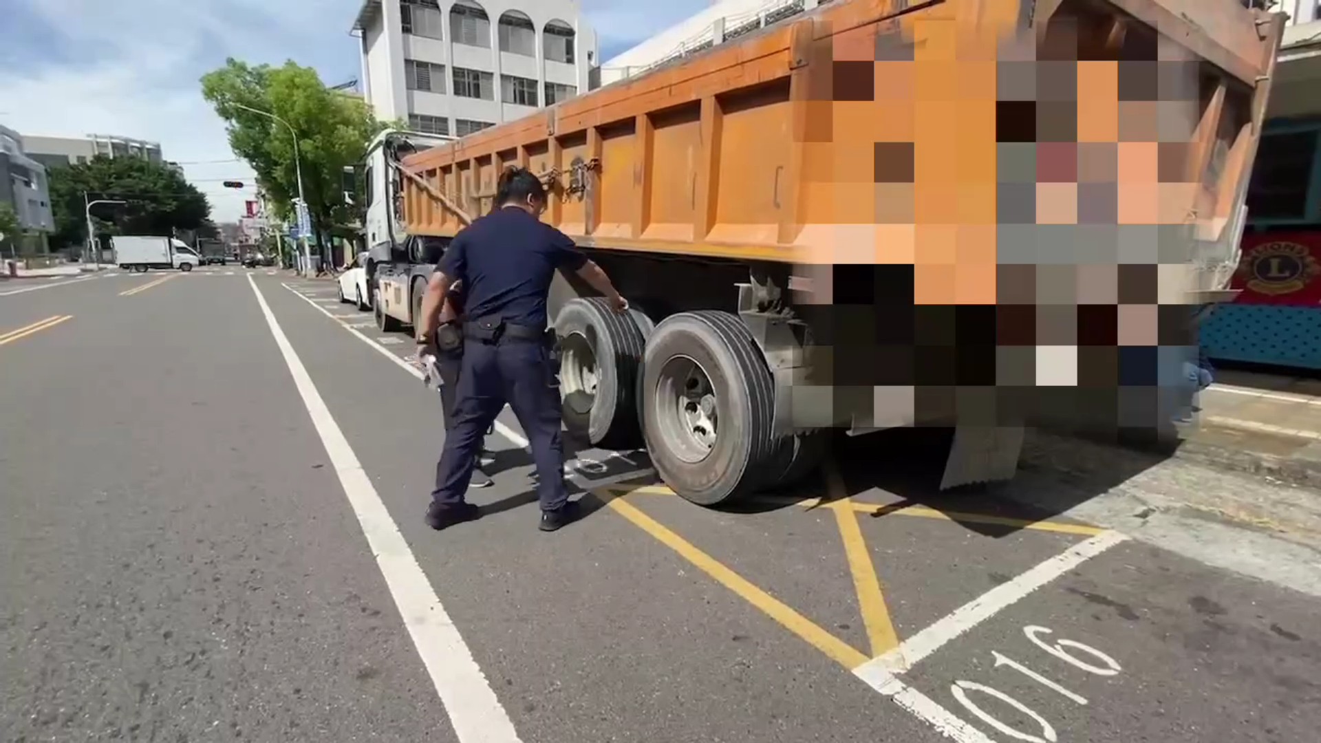 ▲員林市中山路與員林大道五段路口發生死亡車禍，一輛砂石車撞到電動機車，電動機車駕駛何姓婦人被輾壓在車下，送醫後仍回天乏術。（民眾提供）