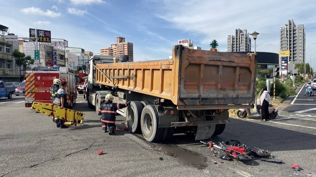 ▲員林市中山路與員林大道五段路口發生死亡車禍，一輛砂石車撞到電動機車，電動機車駕駛何姓婦人被輾壓在車下，送醫後仍回天乏術。（民眾提供）