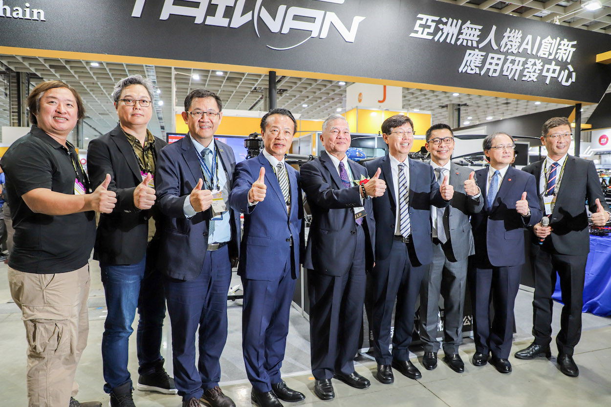 ▲翁章梁縣長(左四)、江振瑋處長(左三)受邀國際人工智慧暨物聯網展開幕,以Drone Taiwan壯臺灣亮相。(圖/嘉義縣政府提供)