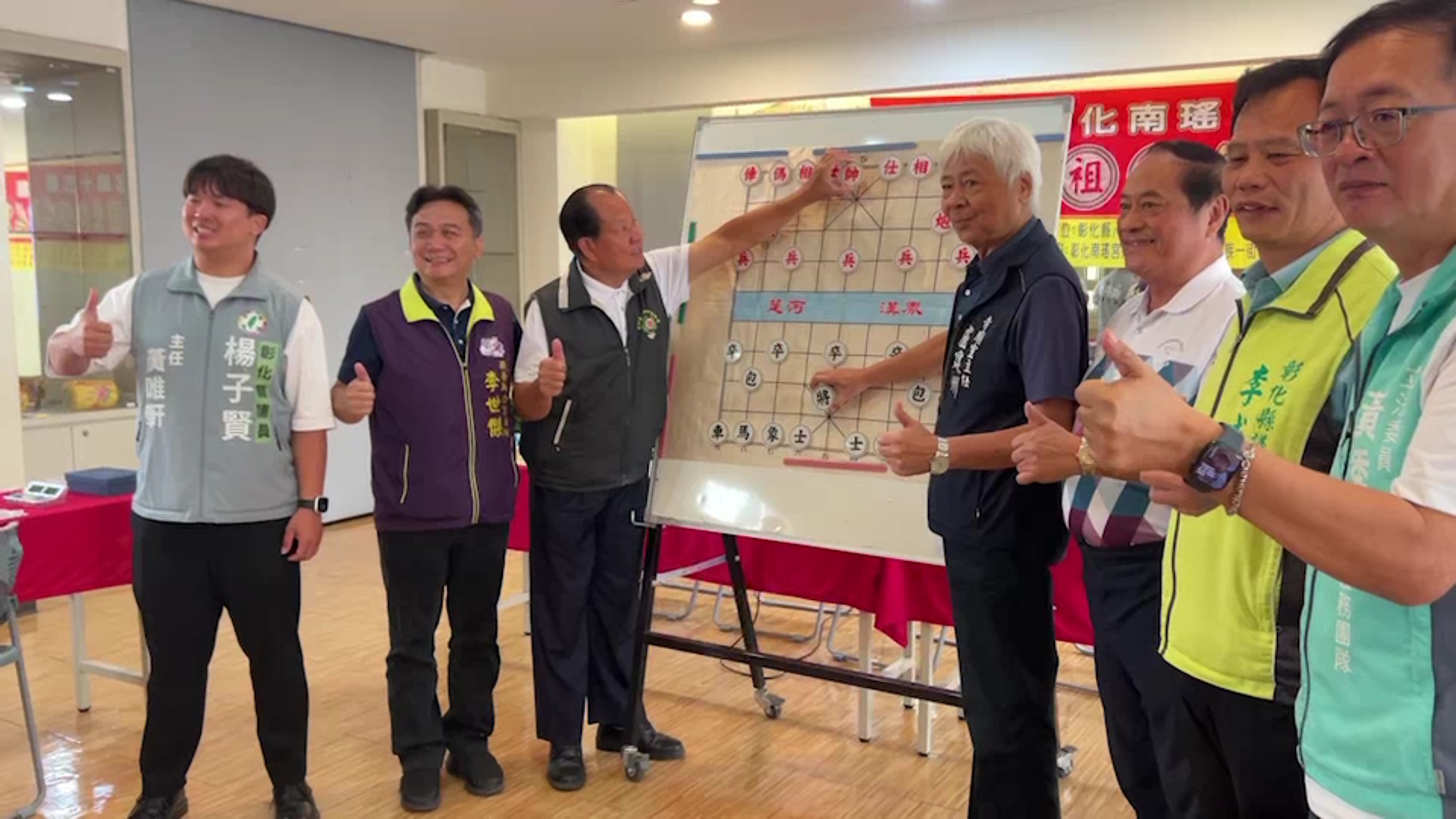 ▲第十五屆「媽祖盃全國象棋錦標賽」將於10月27日在彰化南瑤宮媽祖文化館舉行對奕，市公所寺廟室主任盧建州為活動先行掛帥禮。（記者張溎壕攝）