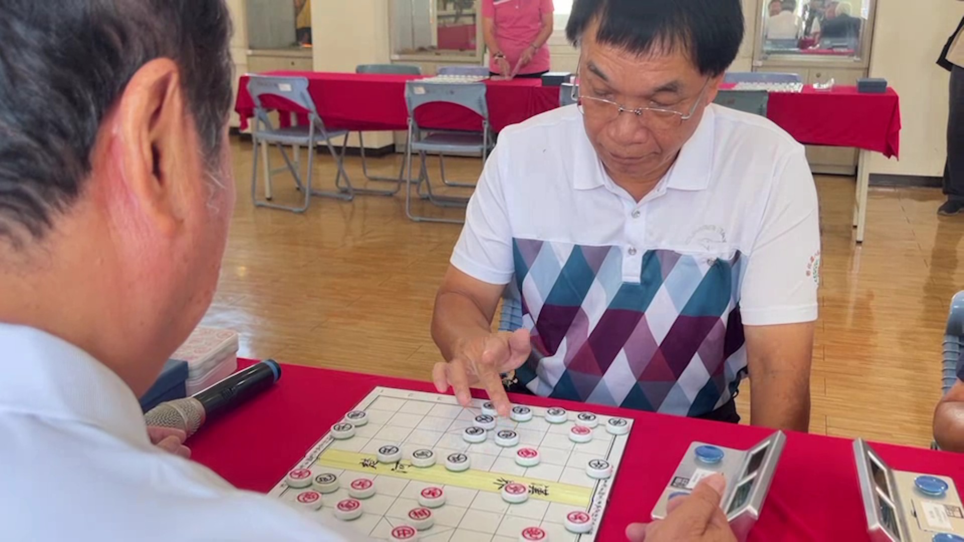 ▲第十五屆「媽祖盃全國象棋錦標賽」將於10月27日在彰化南瑤宮媽祖文化館舉行對奕，市公所寺廟室主任盧建州為活動先行掛帥禮。（記者張溎壕攝）