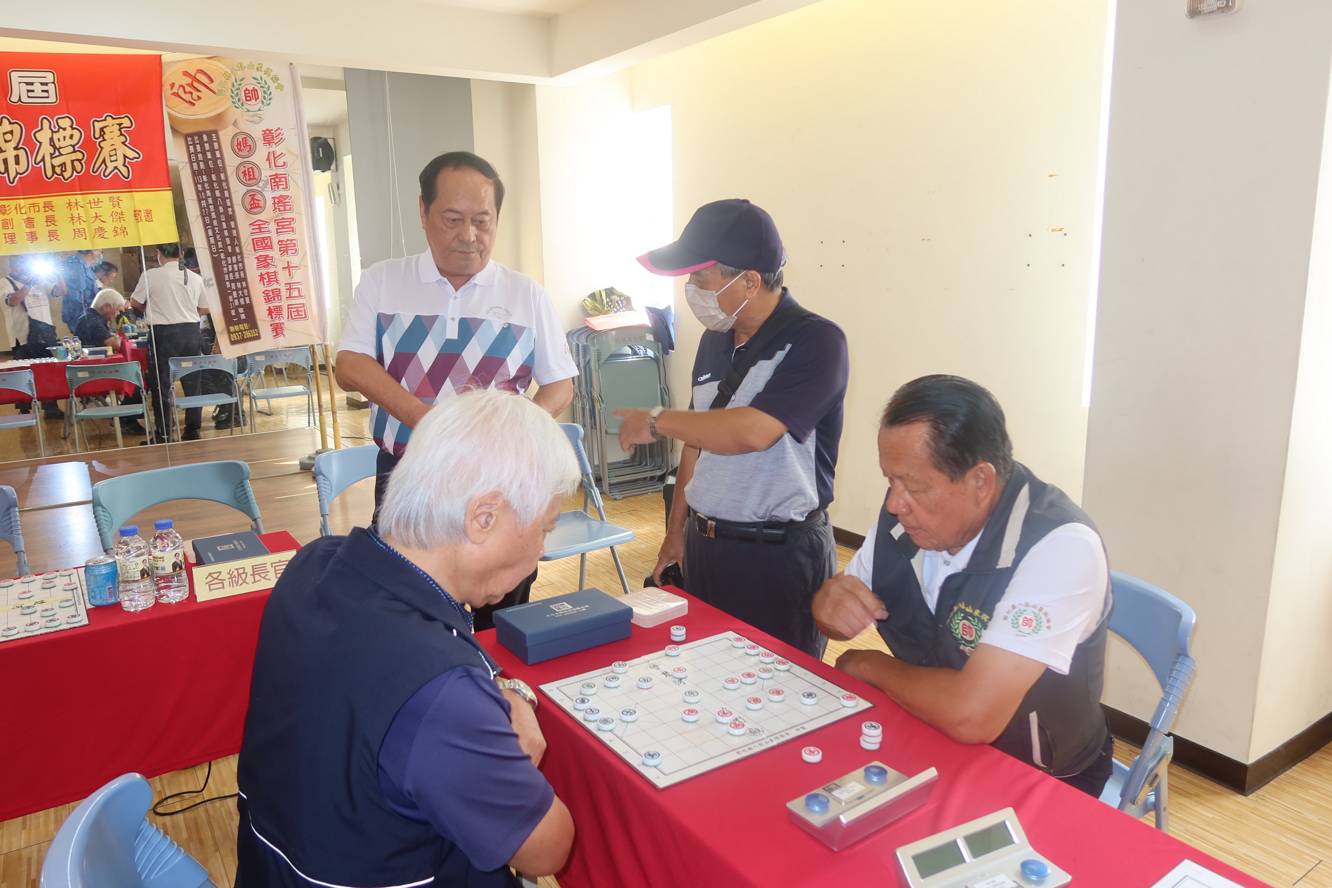 ▲第十五屆「媽祖盃全國象棋錦標賽」將於10月27日在彰化南瑤宮媽祖文化館舉行對奕，市公所寺廟室主任盧建州為活動先行掛帥禮。（記者張溎壕攝）