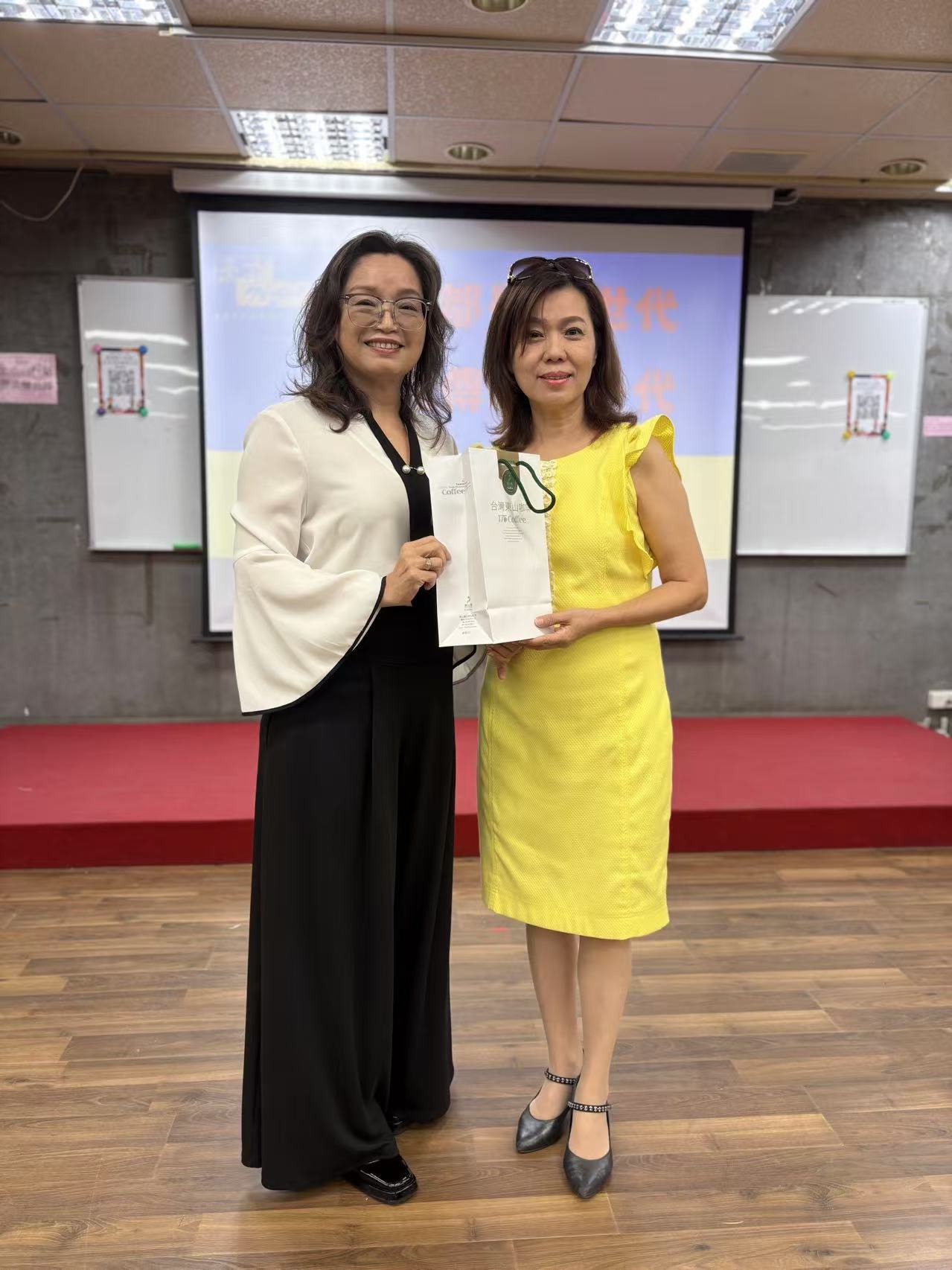 ▲ 臺南市政府人事處處長游梅子 (左) 致贈紀念品給臺南市壯世代教科文協會常務理事謝詠琳