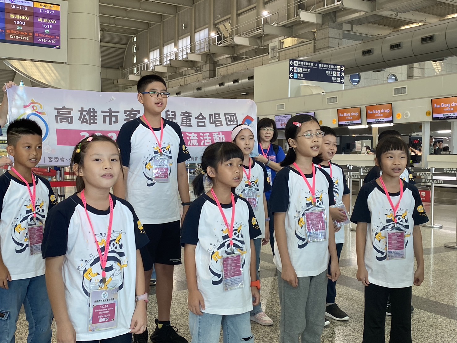 高雄客家兒童合唱團小港機場快閃演出 天籟美聲驚豔旅客