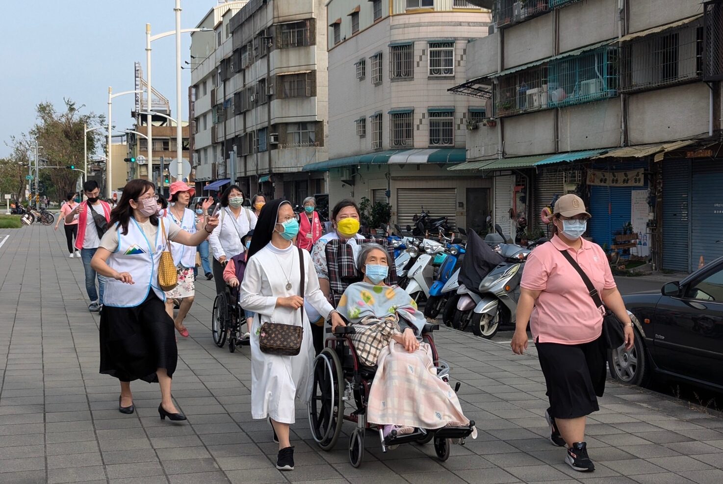 91歲阿嬤搭輕軌初體驗!聖功護理之家長輩秋季出遊 阿公阿嬤樂開懷