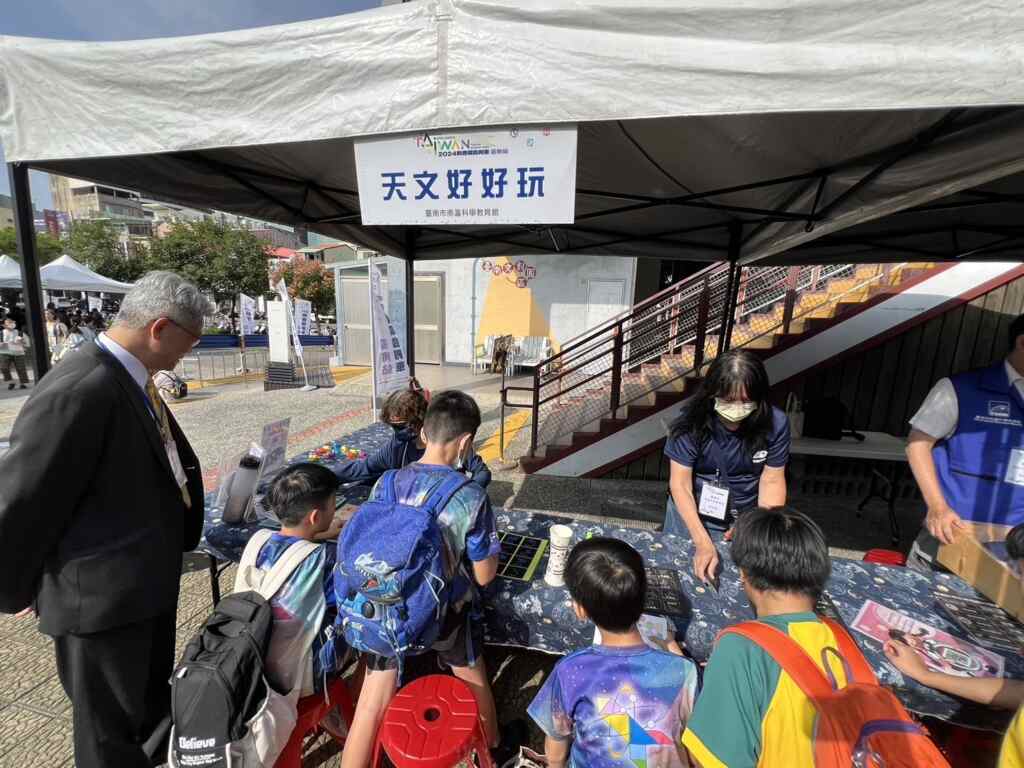 台灣科普環島列車自10月21日發車,將在6天內走訪17個縣市、32個站點,提供超過300項科學實驗。