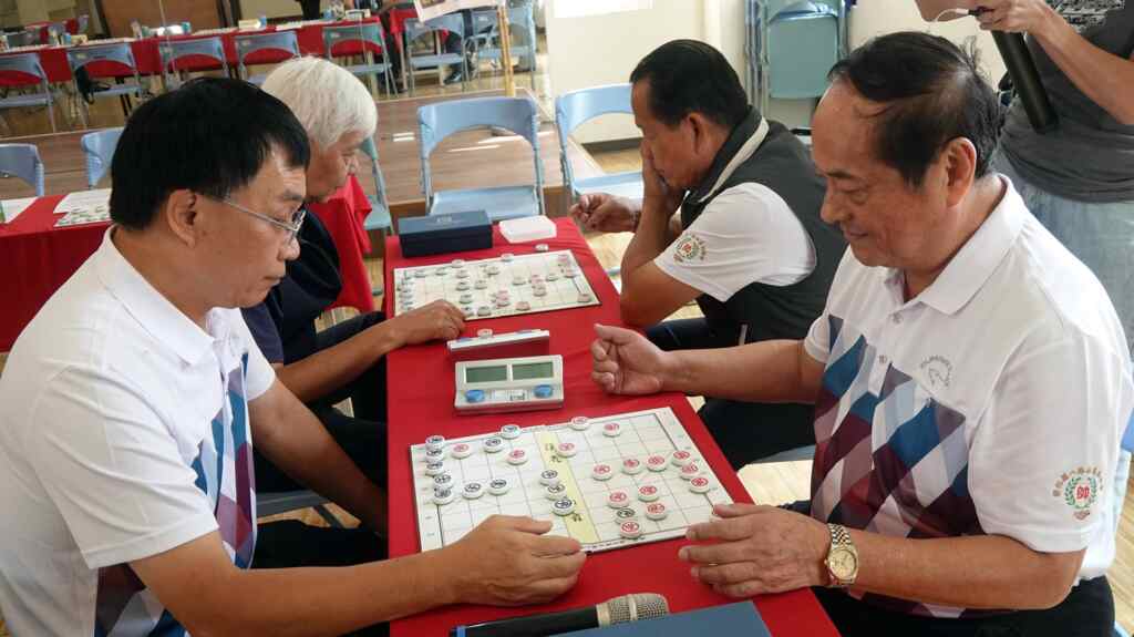 ▲盧建州主任（右）和彰化縣八卦山象棋協會創會長林大傑（左）對奕熱身。（記者林明佑攝）
