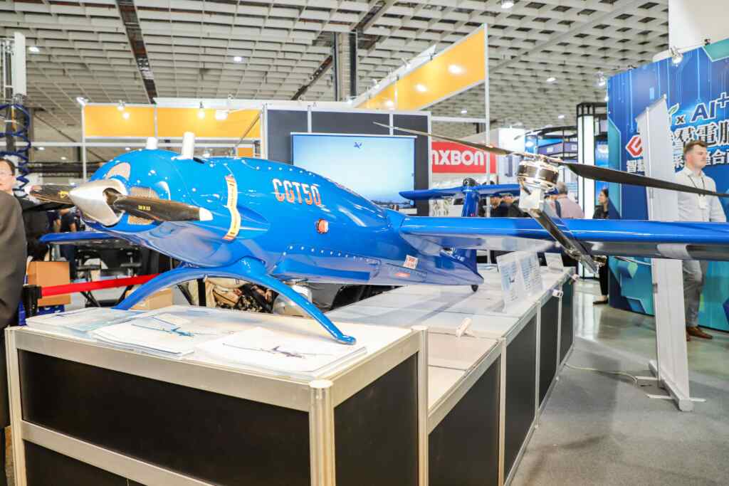 為配合中央推動無人機產業,縣府成立亞創中心(SPACE CHIAYI)作為無人機發展基地,已有49家產官學研等單位進駐。