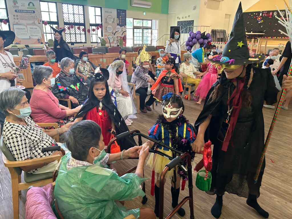 ▲花壇秀和苑日照中心與貝威幼兒園今天攜手舉辦了一場熱鬧的萬聖節歡樂趴。(記者林明佑翻攝)