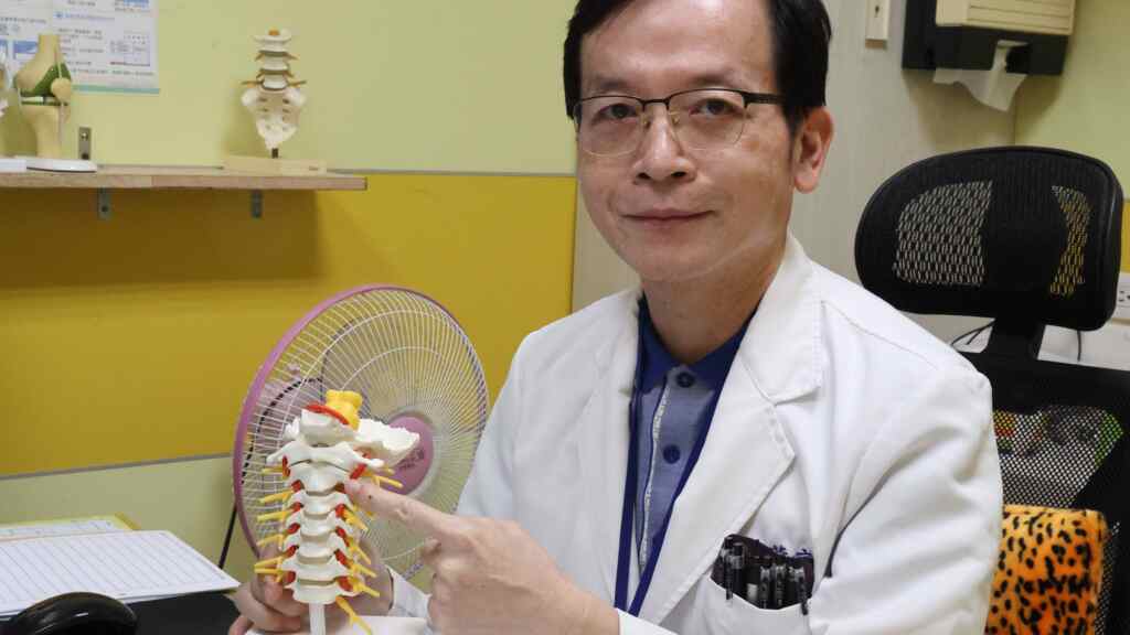 ▲員榮醫院神經內科葉宗勳主任說,患者運氣很好,因為第一節頸椎狹窄,很容易引起呼吸衰竭,但她還能正常生活,只是四肢無力而已,隨即轉診給神經外科鄭均洹醫師手術。 (員榮醫院提供)