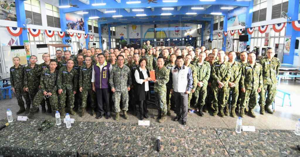 ▲彰化縣長王惠美今天下午前往台中成功嶺營區,探視陸軍第2235梯次及空軍第894梯次共76名彰化籍的役男,受到營區長官及受訓役男的熱烈歡迎。(記者林明佑翻攝)