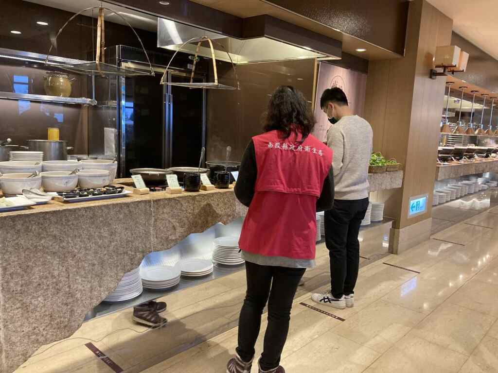 ▲南投縣衛生局針對轄內吃到飽餐廳進行稽查。(南投縣政府衛生局提供)