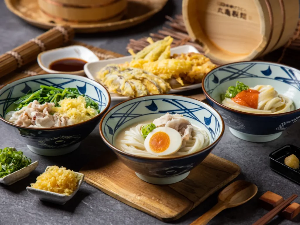 丸亀製麵源自日本的正宗烏龍麵,以現場手工製麵和道地湯底聞名