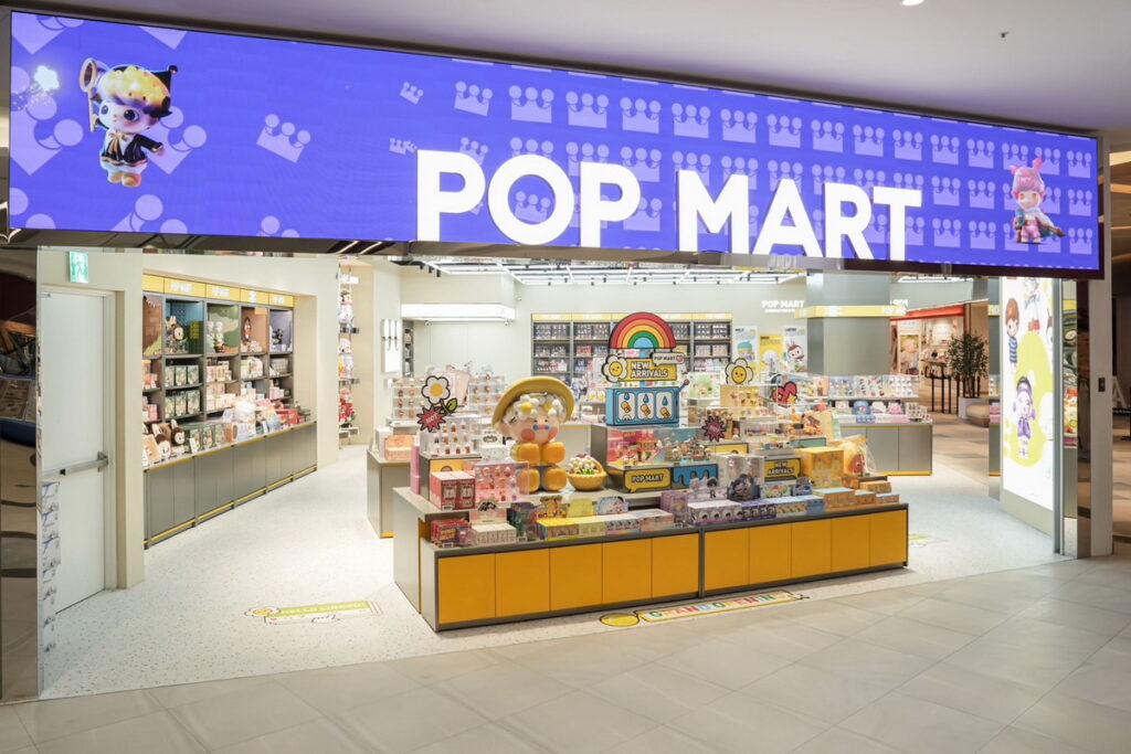 POP MART泡泡瑪特於今日進駐林口三井OUTLET二館,打造全台首間「PINO JELLY 風格店」。