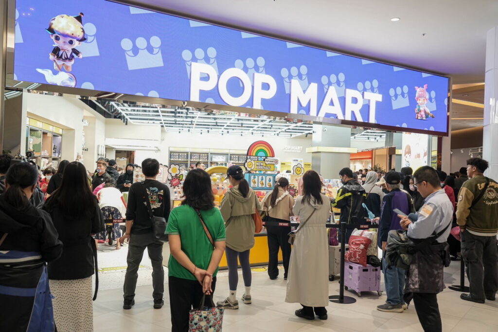 POP MART林口三井店今日開幕,許多顧客前往朝聖。