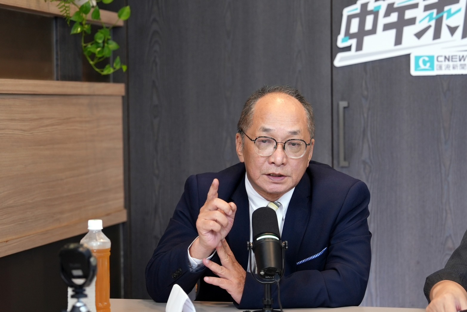 【有影】中午來開匯／帥過頭批央行政策與市場脫節　指楊金龍玩「一個人的武林」 207