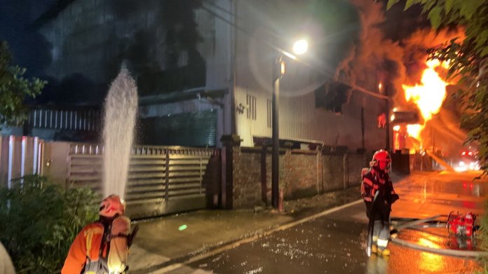 【有片】楊梅鐵皮工廠深夜遇祝融 桃消出動近百人灌救 70 image 3561774444015054492