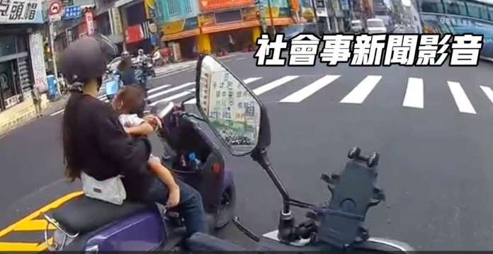 【有片】女騎士單手抱嬰兒騎車 民眾目賭嚇:希望小孩平安長大 71 1729653274297