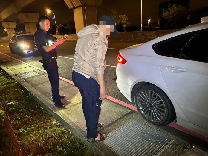 深夜返家爆胎好無助 楊梅警暖心伸援助解圍 20 S 68796604 0