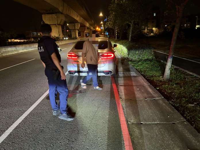 深夜返家爆胎好無助 楊梅警暖心伸援助解圍 21 S 68796601 0