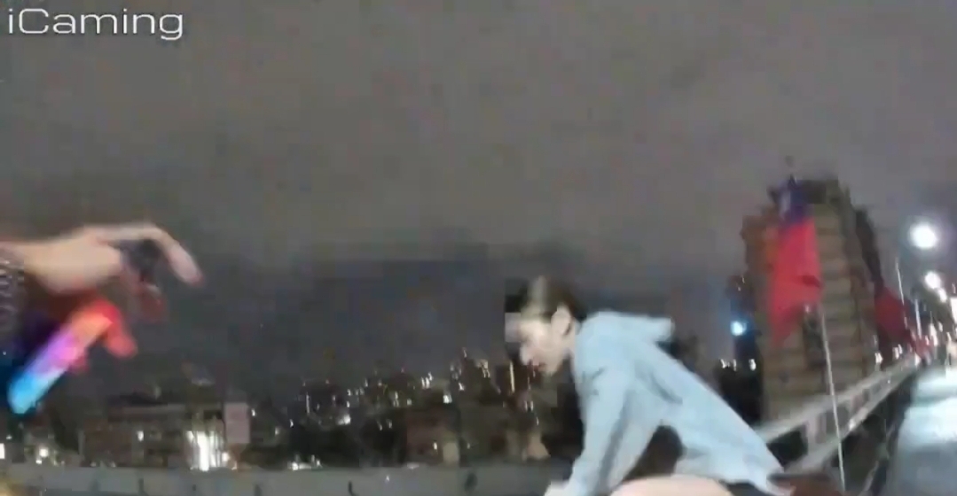警方在與少女對話之際,少女情緒突變,突然攀爬上橋梁欄杆,試圖輕生。(記者 黃荷琇翻攝)