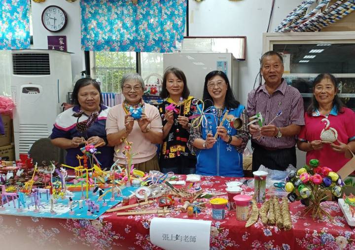 社會處長陳欣怡(左四)強調,跨世代互動有助延緩老化,促進人際交流。(圖/記者黃溎芬翻攝)