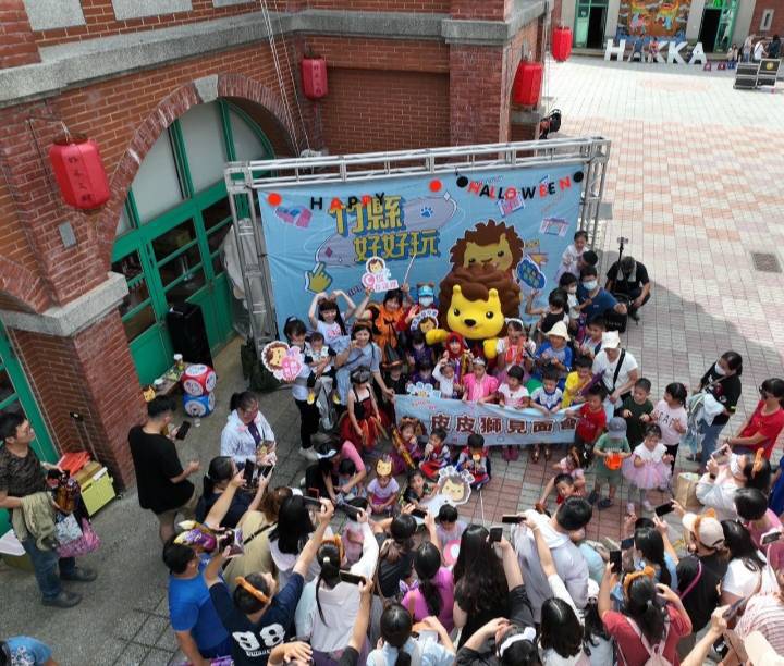 皮皮獅見面會在湖口好客文創園區,與粉絲遊客們一起狂歡。(圖/記者黃溎芬翻攝)