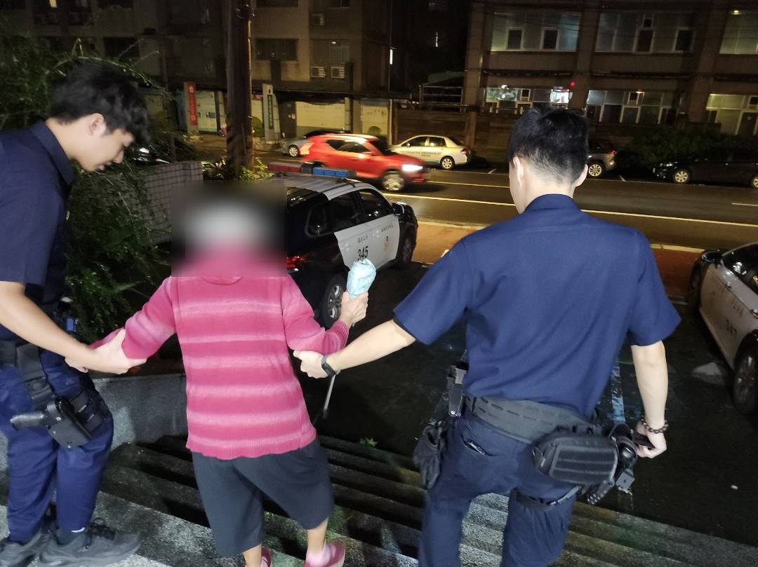 員警護送老婦人安全返家。(記者薛秀蓮翻攝)