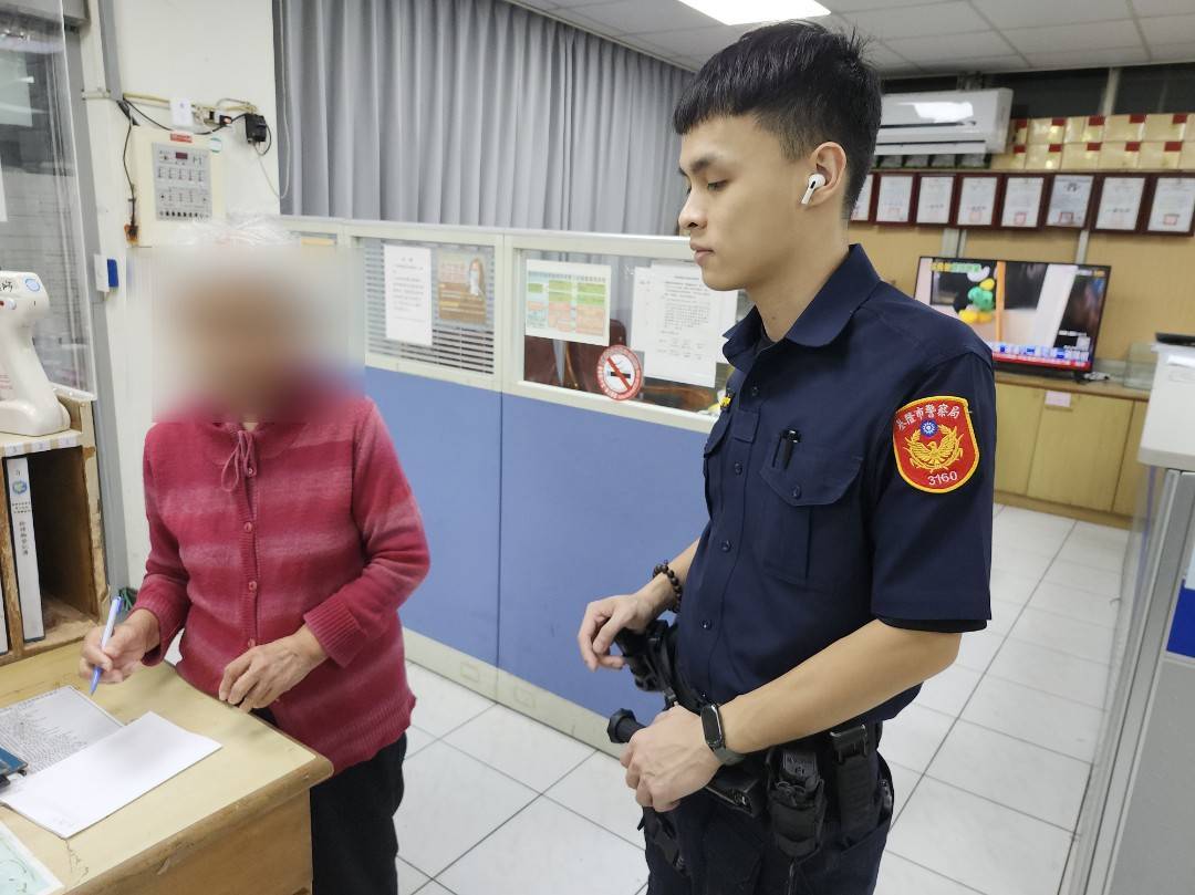 員警協助清查失智老婦人身分及住處。(記者薛秀蓮翻攝)