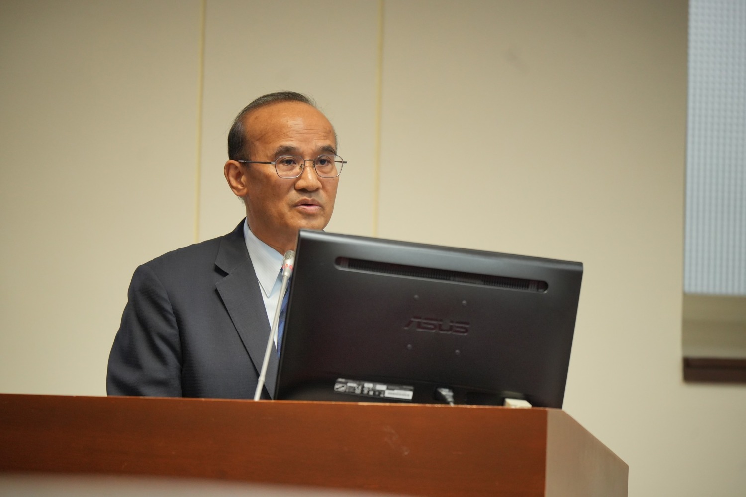 經濟部次長連錦漳回應一定會研議,也同意在一個月內提出具體方案。(圖/林岱樺國會辦公室)