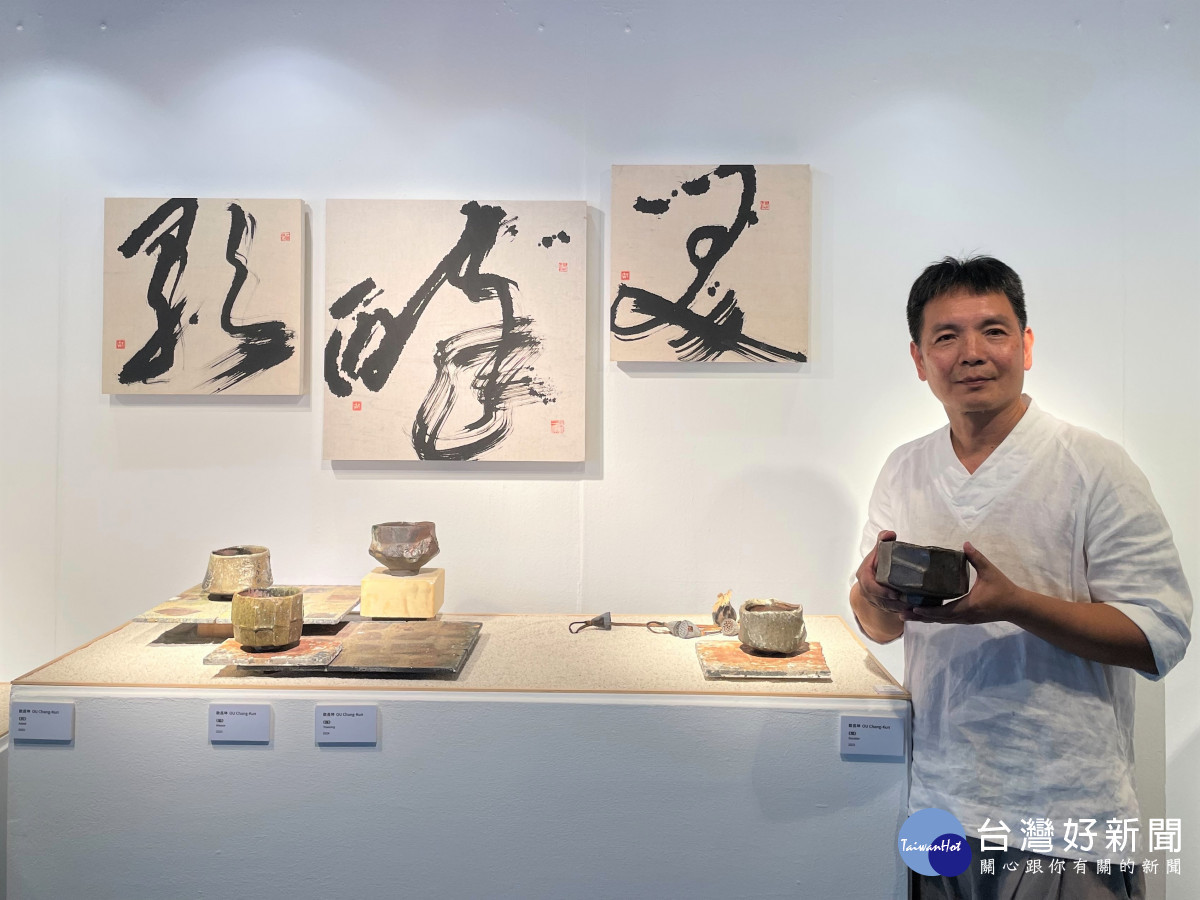 歐長坤長期接觸花藝、書法、篆刻等東方傳統美學文化,將東方人文思想的美學涵養,融注在陶藝創作