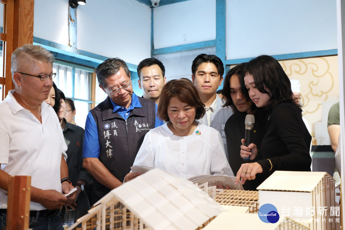 嘉義市長黃敏惠參觀作品/嘉義市府提供