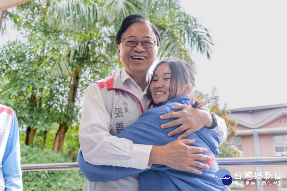 孫同學感謝張市長的關懷與鼓勵。<br /><br />