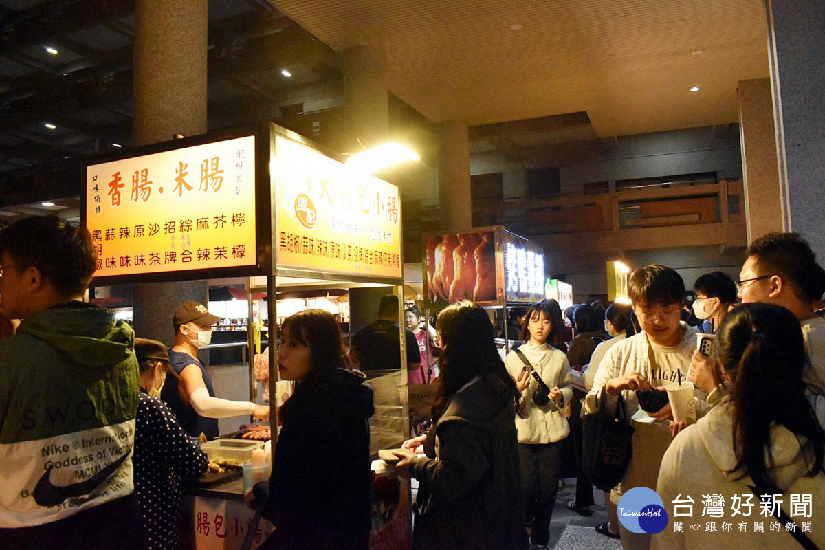 迎新活動期間,長庚科大邀請到各式美食攤商進駐,讓夜晚的校園充滿了熱鬧