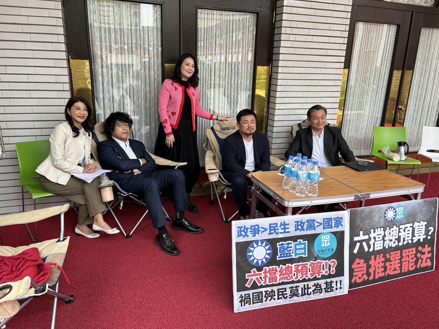 民進黨團24日上午輪班守立院議場門口,防藍白聯手通過《選罷法》,以及讓總預算順利付委審查。翻攝洪申翰臉書