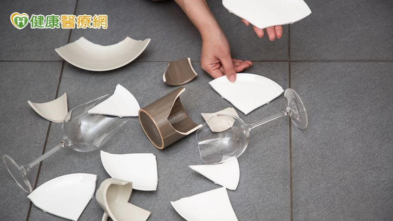 家庭主婦經常摔破碗碟 就醫驚罹手指關節「類風濕關節炎」