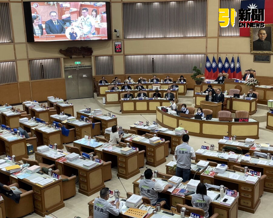 圖/新北市議員翁震州擔憂殯葬處以移動式冰櫃的方式因應,但進出殯儀館的人數與車輛眾多,是否真的有適合的地方置放。(記者陳志仁攝,2024.10.24)