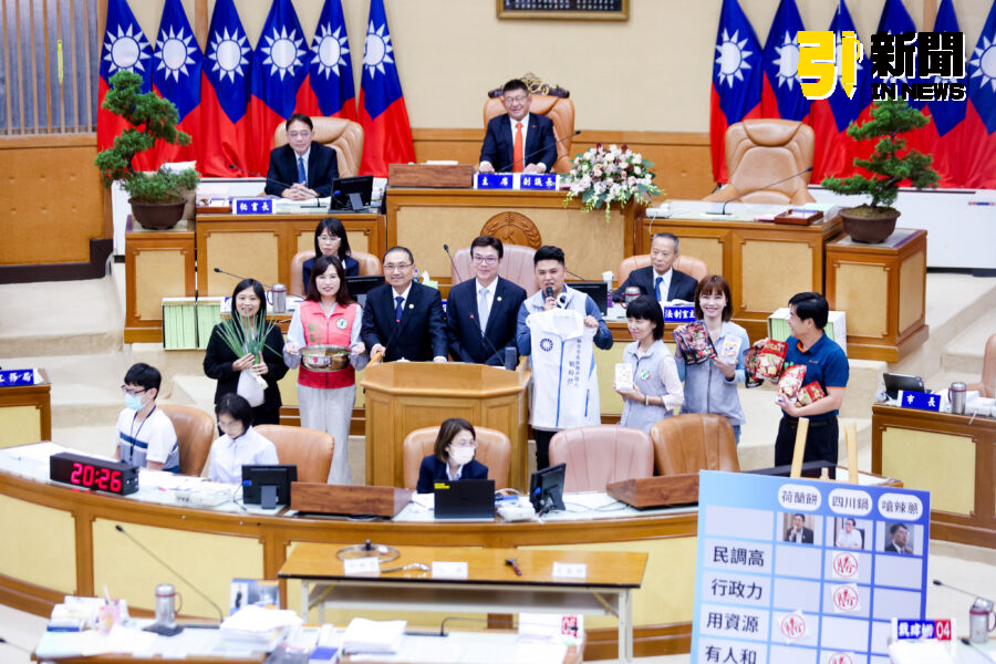 圖/民進黨新北市議員擺上老四川火鍋、荷蘭餅與嗆辣蔥三種食材,代表藍白熱門接班人,並針對民調、行政力、資源、人和與黨最愛誰五項指標,比較三人的優缺點。(記者陳志仁攝,2024.10.24)
