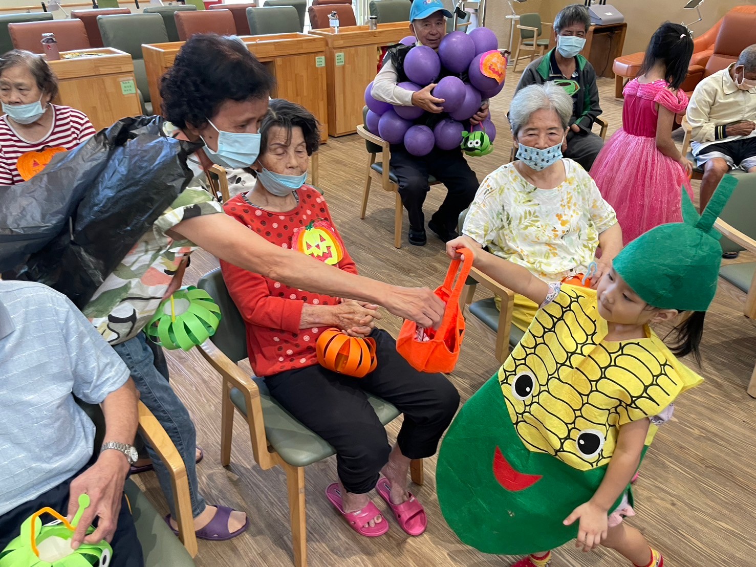 ▲萬聖節前夕！花壇秀和苑日照中心與貝威幼兒園攜手舉辦一場萬聖節歡樂趴，小朋友們紛紛拿著小南瓜籃向長輩索取糖果。（記者張溎壕攝）