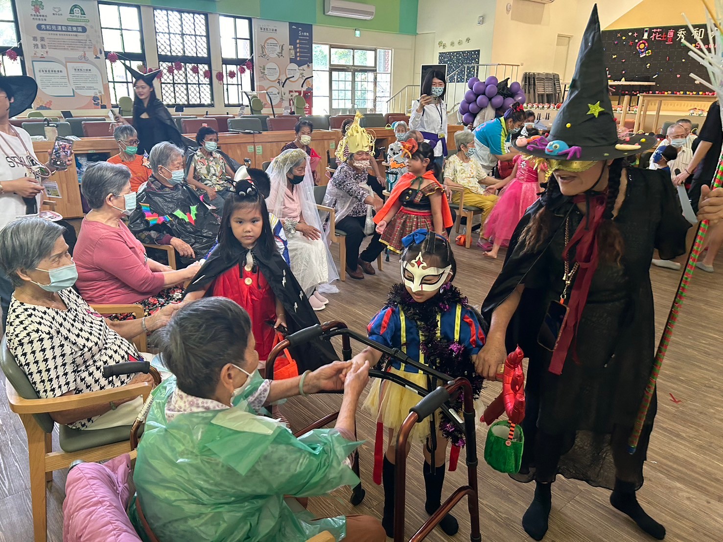 ▲萬聖節前夕！花壇秀和苑日照中心與貝威幼兒園攜手舉辦一場萬聖節歡樂趴，小朋友們紛紛拿著小南瓜籃向長輩索取糖果。（記者張溎壕攝）