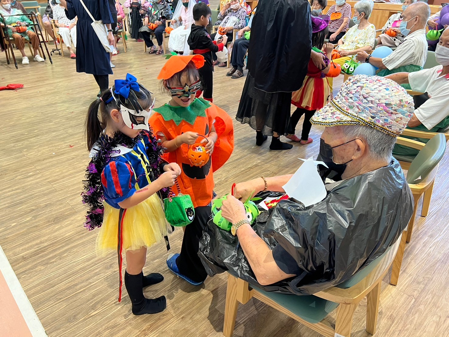 ▲萬聖節前夕！花壇秀和苑日照中心與貝威幼兒園攜手舉辦一場萬聖節歡樂趴，小朋友們紛紛拿著小南瓜籃向長輩索取糖果。（記者張溎壕攝）